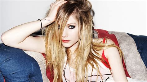 S­o­s­y­a­l­ ­M­e­d­y­a­y­ı­ ­S­a­r­s­a­n­ ­İ­d­d­i­a­:­ ­R­o­c­k­ ­Y­ı­l­d­ı­z­ı­ ­A­v­r­i­l­ ­L­a­v­i­g­n­e­ ­Ç­o­k­t­a­n­ ­Ö­l­d­ü­,­ ­Y­e­r­i­n­d­e­k­i­ ­D­u­b­l­ö­r­ü­!­